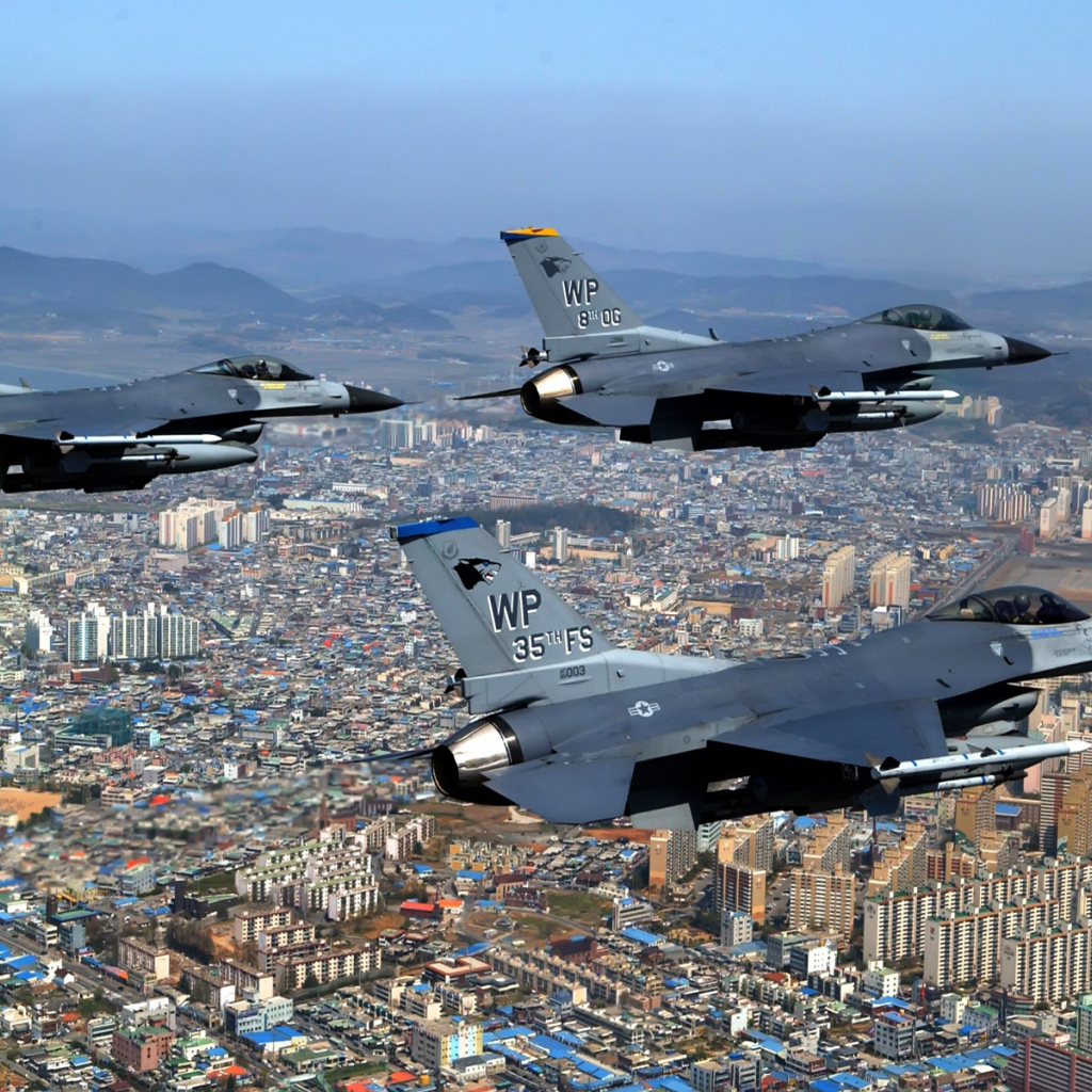 Военная авиация / полет над городом