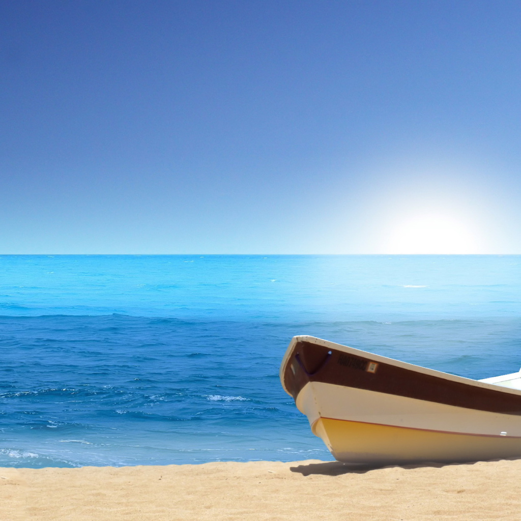 Лодка на морском пляже