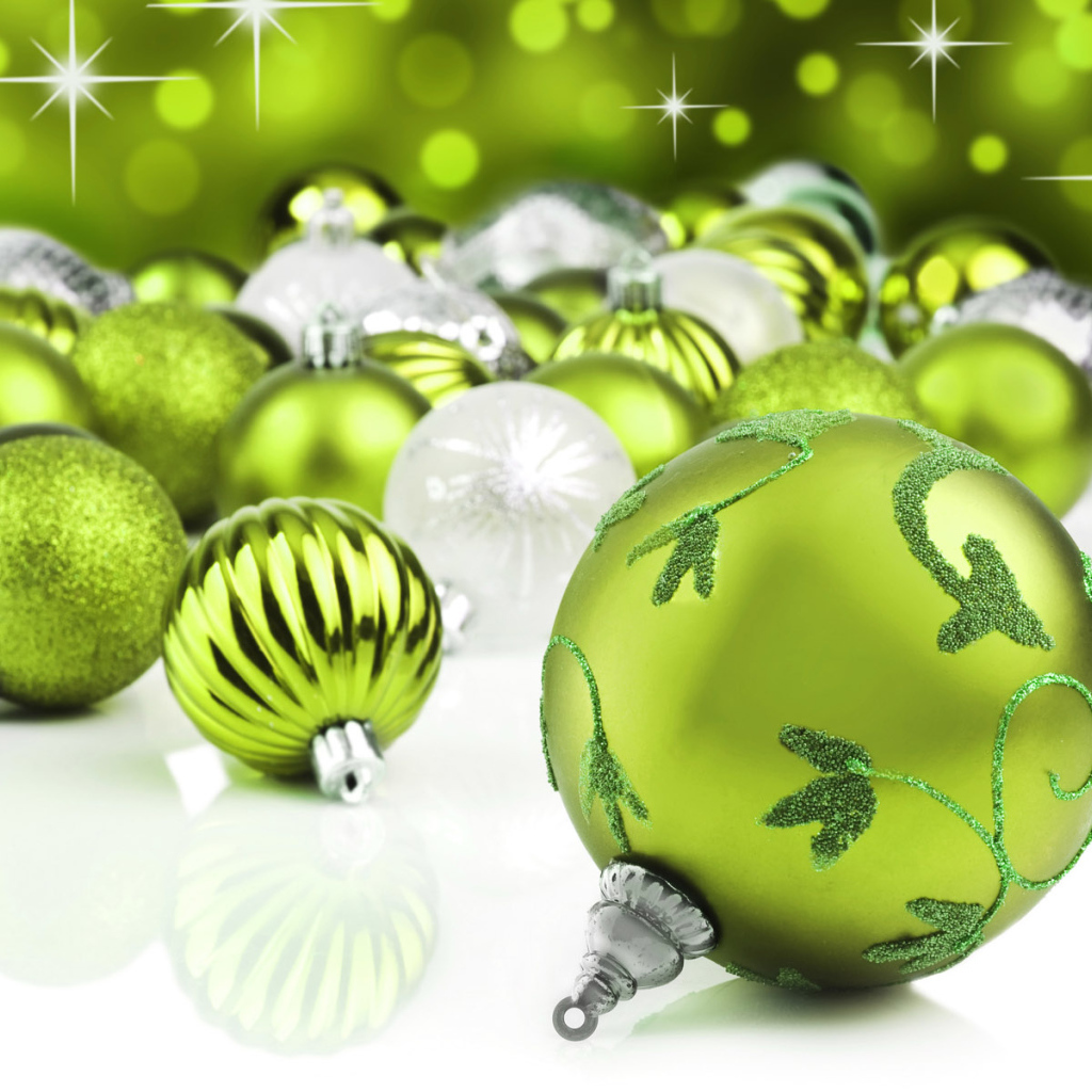 Зеленые новогодние шары