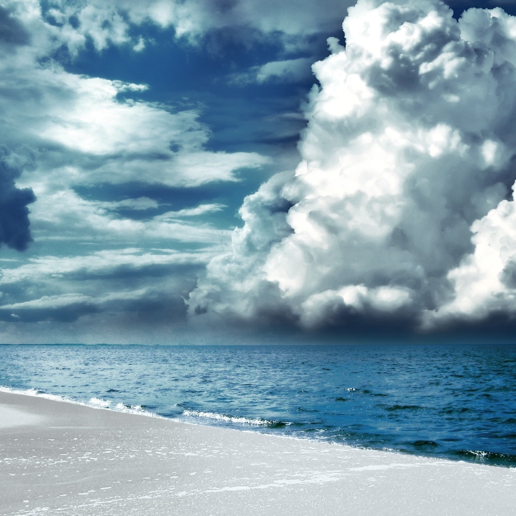 Белый песок, море, пасмурное небо
