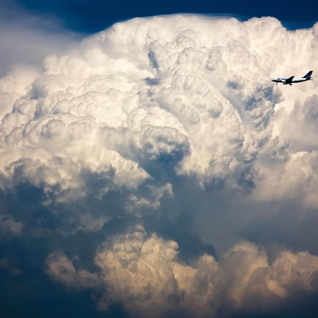 Самолет в облоках