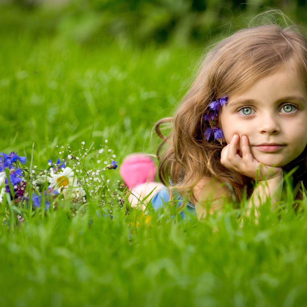 Девочка в траве