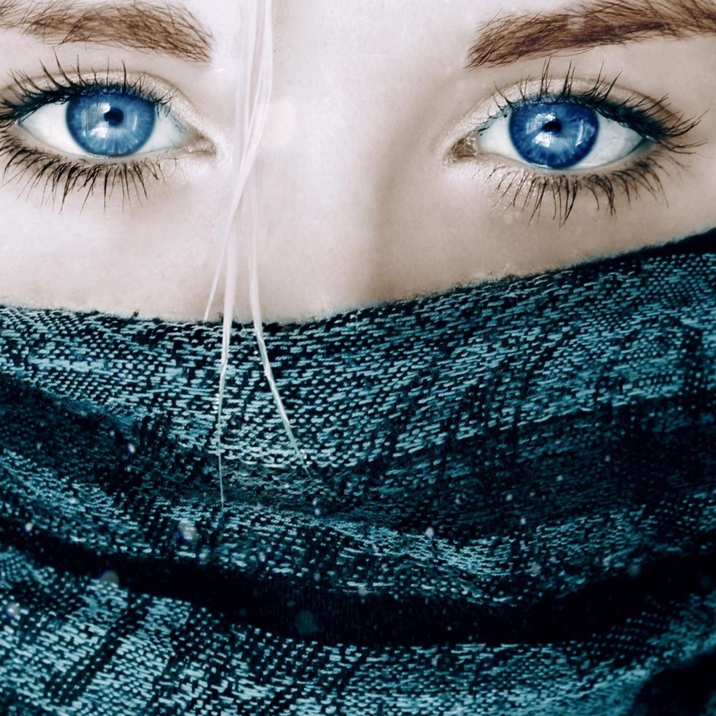 Голубые глаза и серый шарф