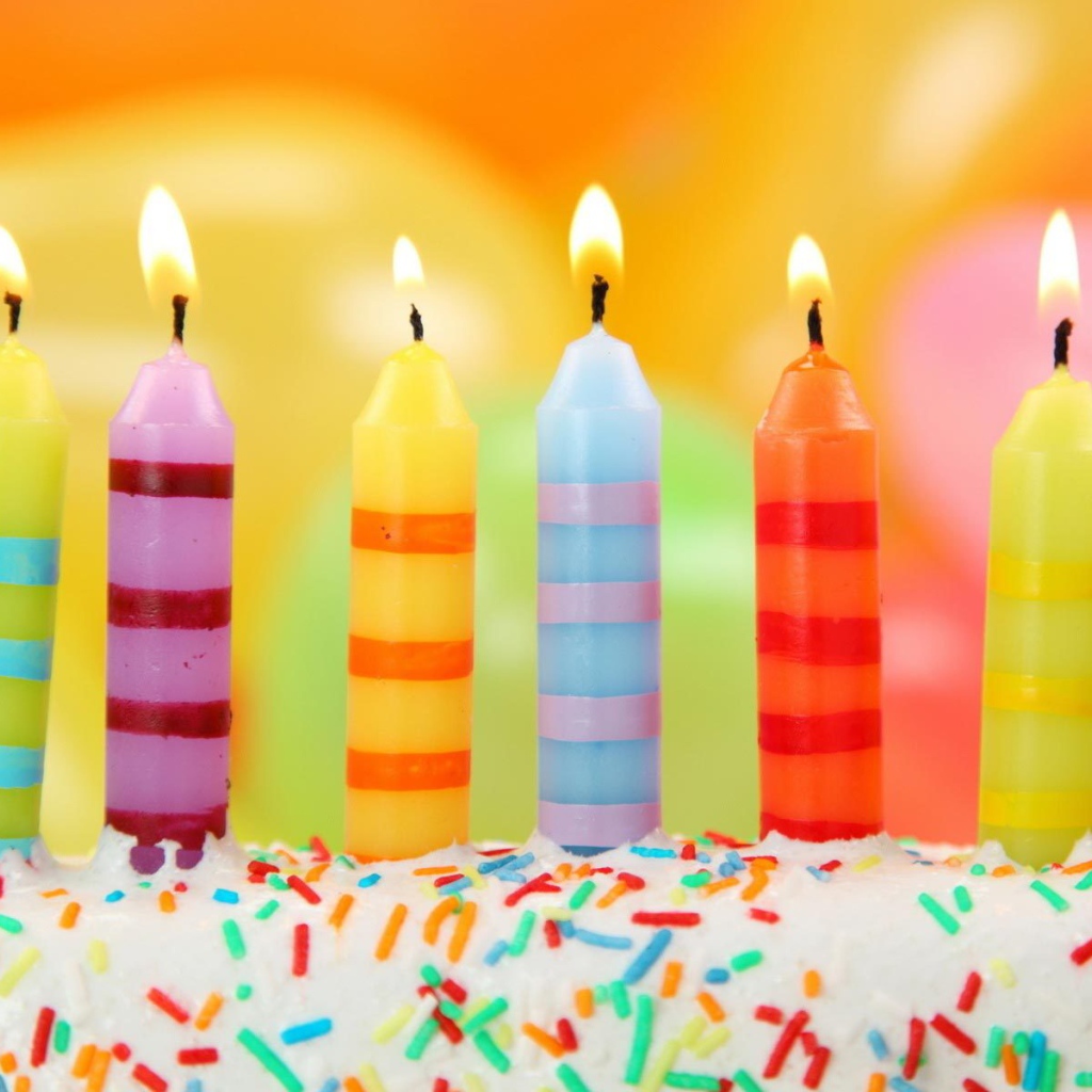 Красочные свечи на тортоe ко дню рождения