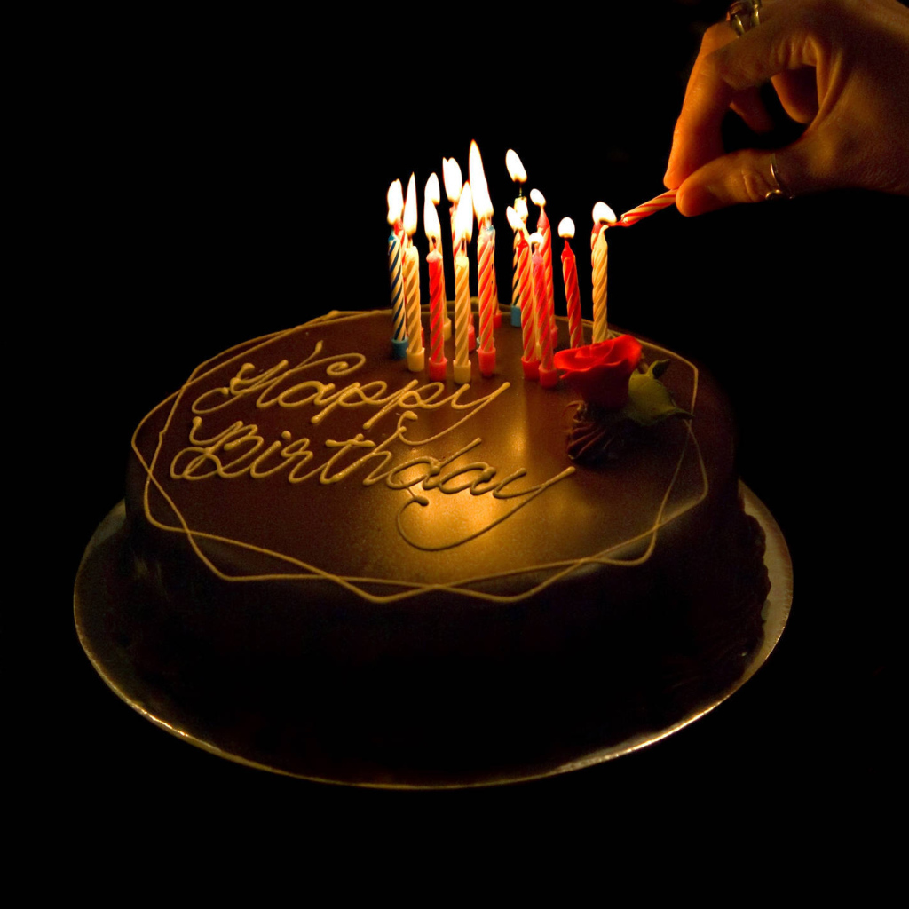 Зажечь свечи на торте на день рождения