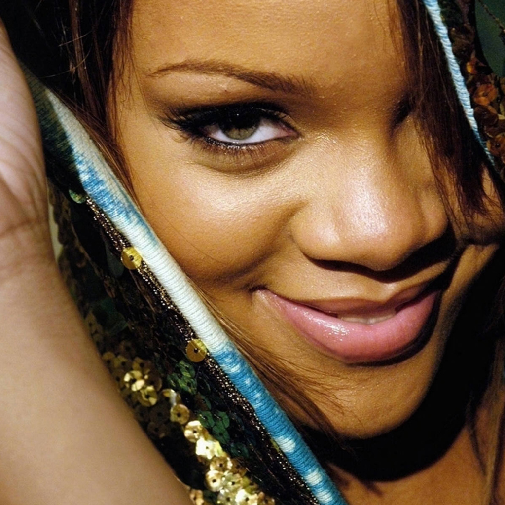 Rihanna привлекательная улыбка