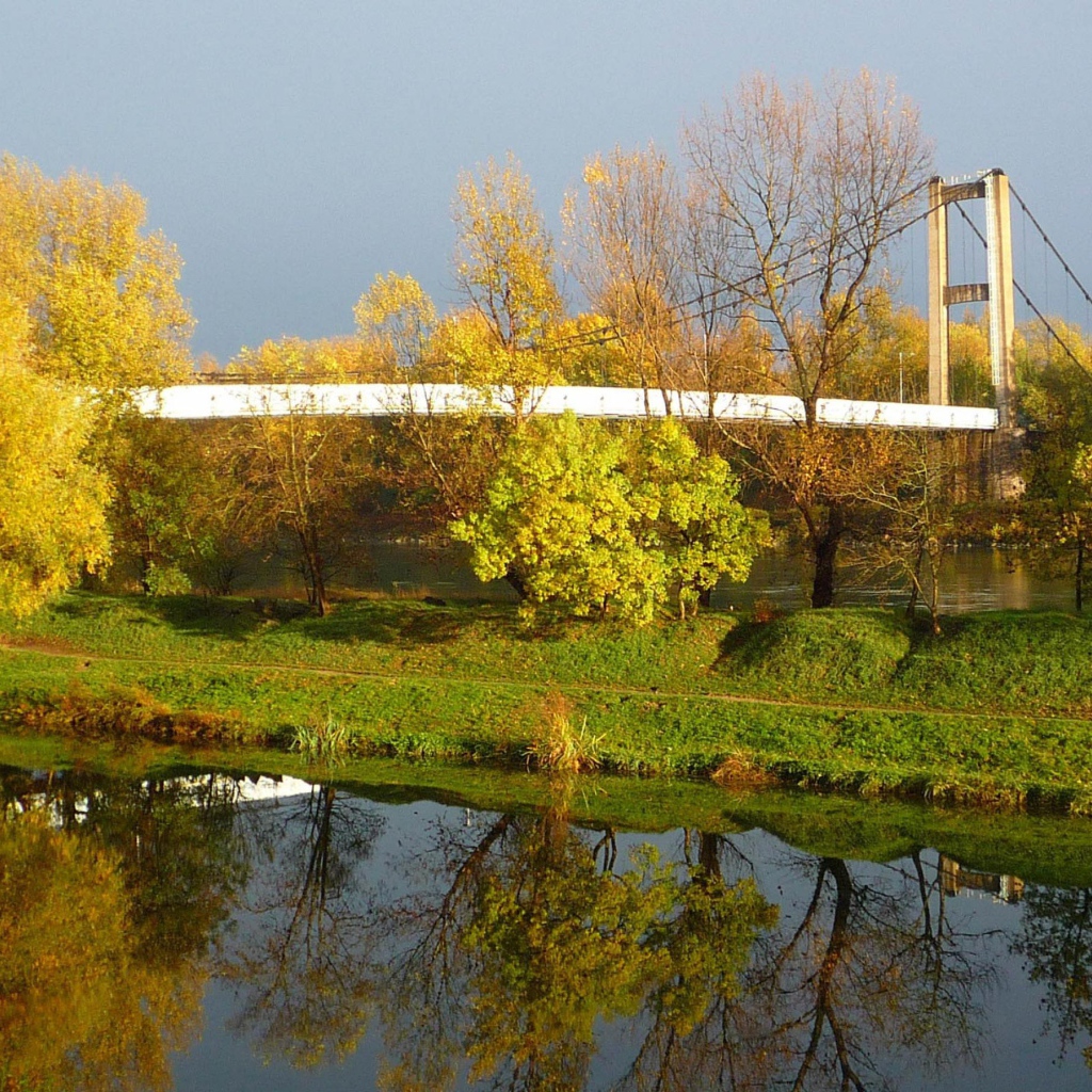 Мост в осеннем парке
