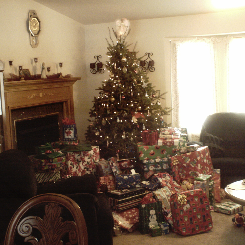 Много подарков под новогодней елкои