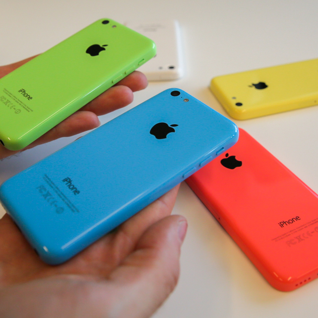Демонстрация всех цветов Iphone 5C