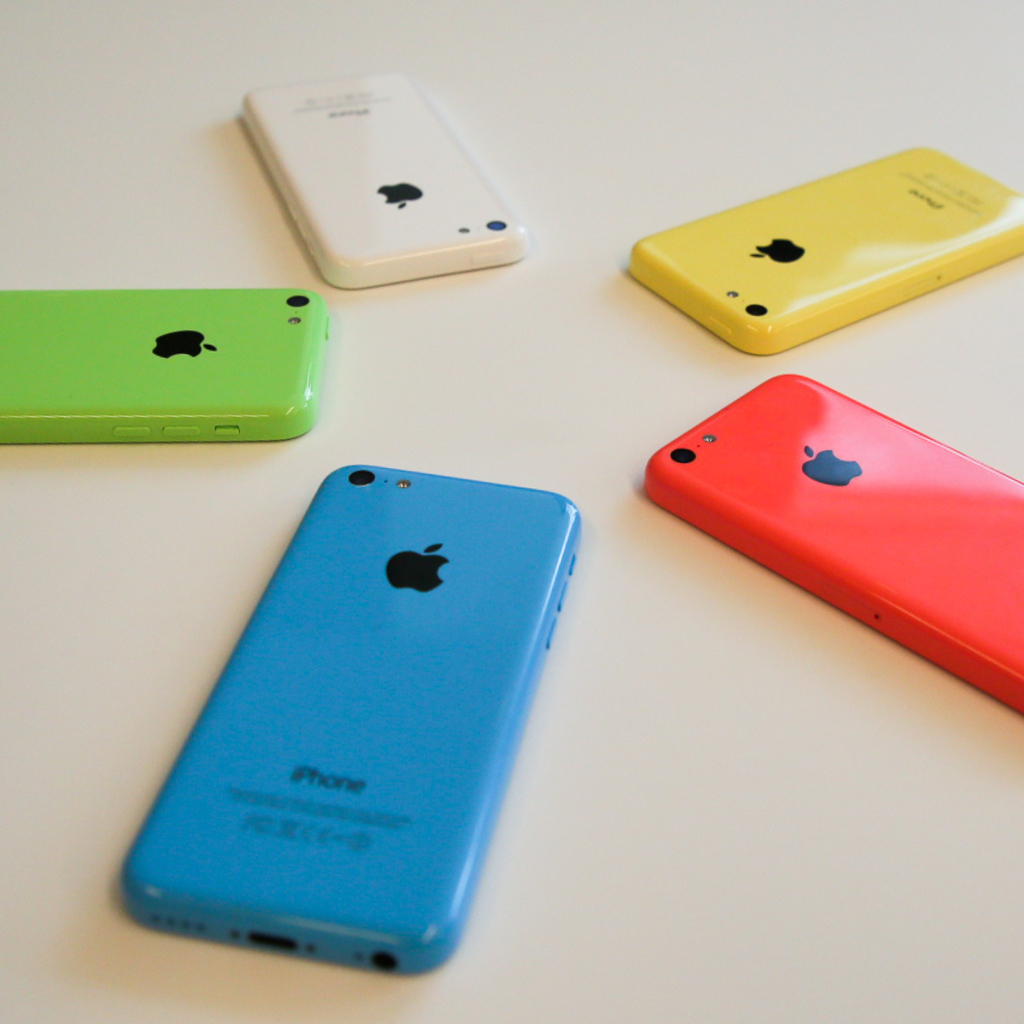 Iphone 5C на столе, все цвета