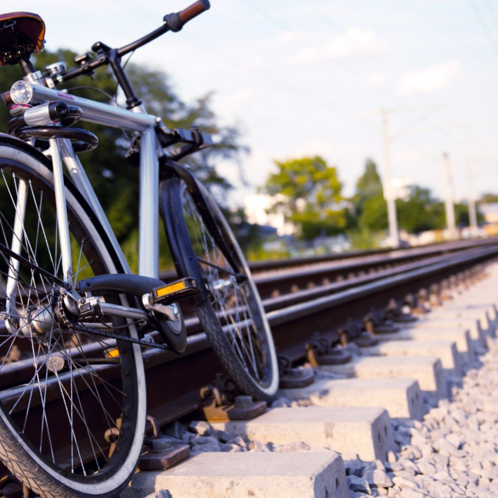 Велосипед у железной дороги