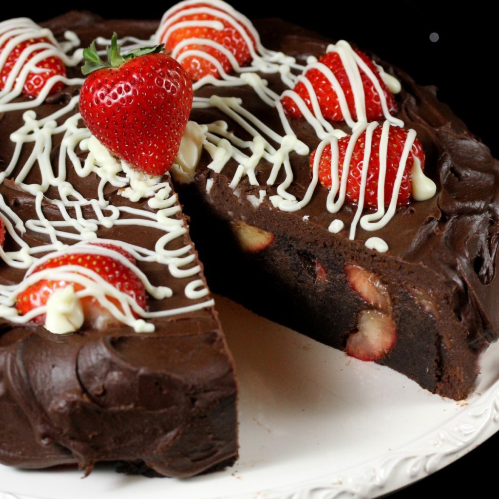 Шоколадный пирог с клубникой