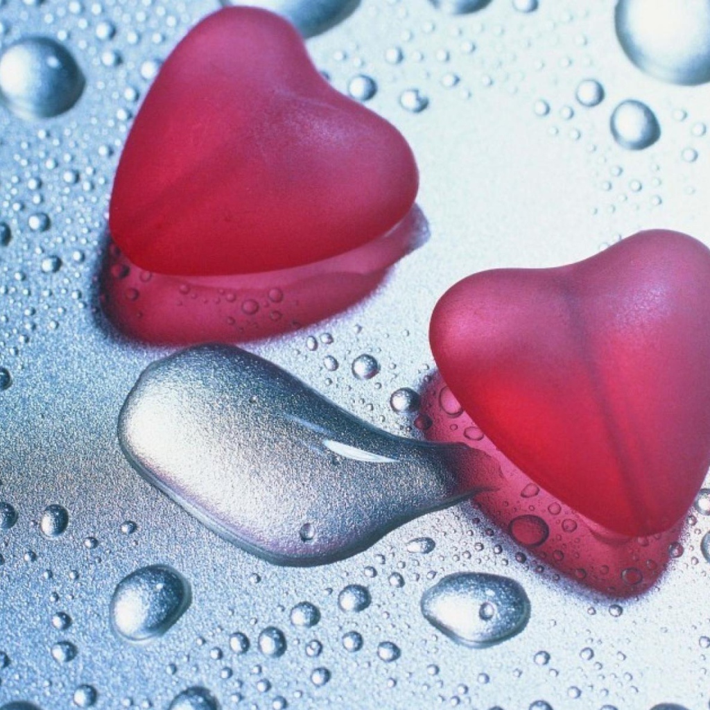 Сердца на влажном стекле на День Влюбленных 14 февраля