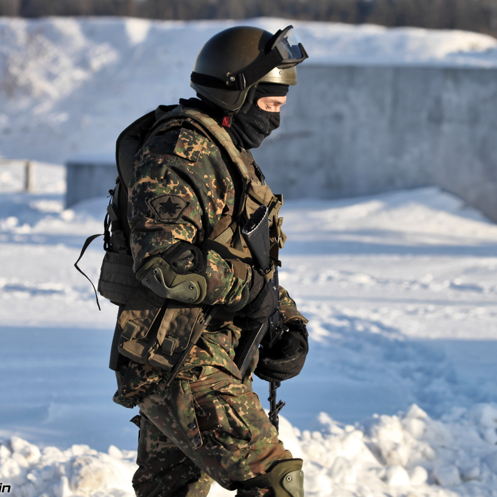 Спецназовец в зимней одежде