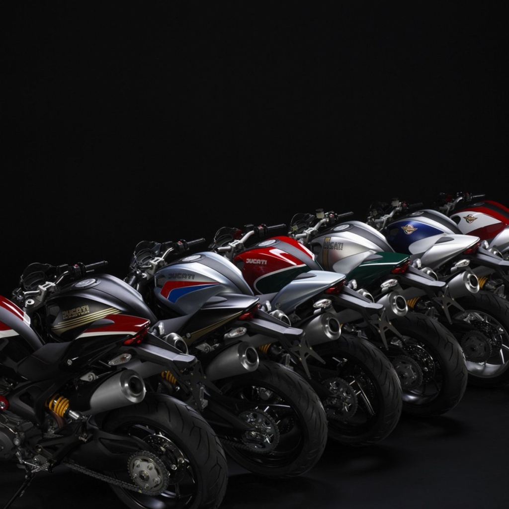 Красивый мотоцикл Ducati Monster Diesel
