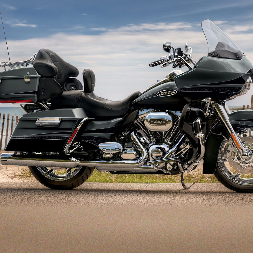 Красивый мотоцикл Harley-Davidson CVO Road Glide Custom