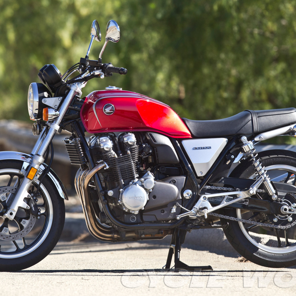 Быстрый мотоцикл Honda CB 1100