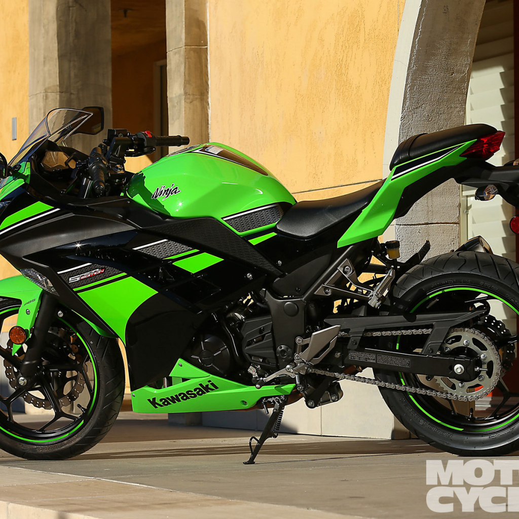 Новый мотоцикл на дороге Kawasaki Ninja 300