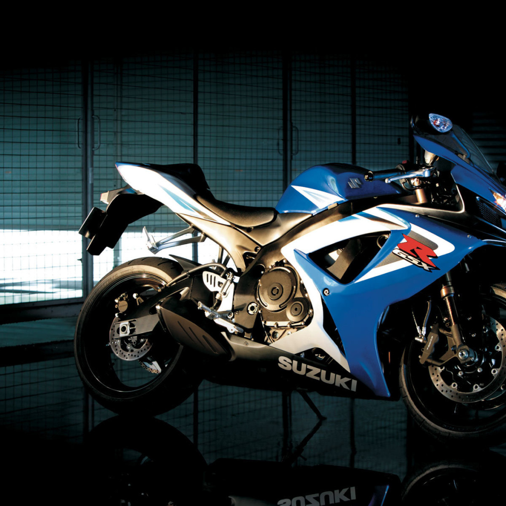 Новый мотоцикл на дороге Suzuki  GSX-R 1000
