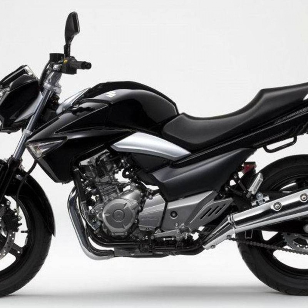 Новый мотоцикл на дороге Suzuki   Inazuma