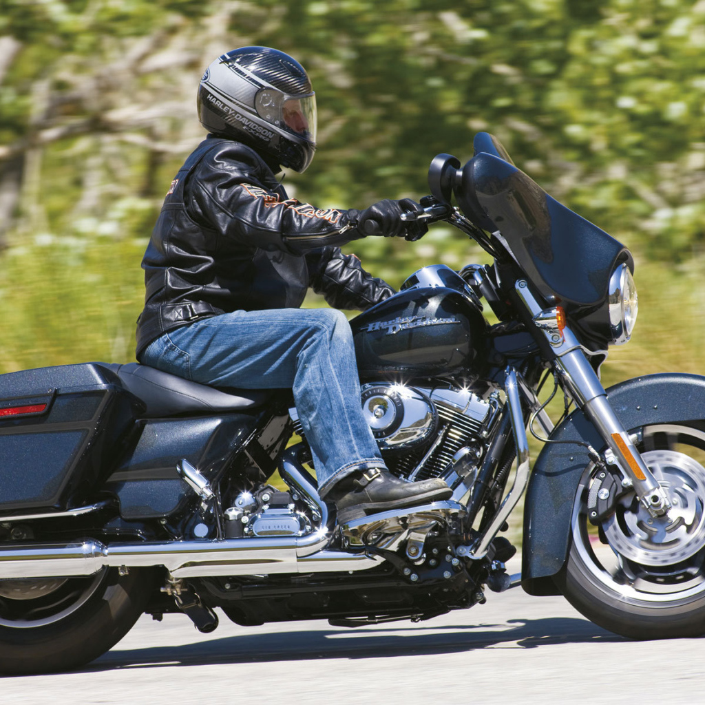 Новый надежный мотоцикл Harley-Davidson Street Glide