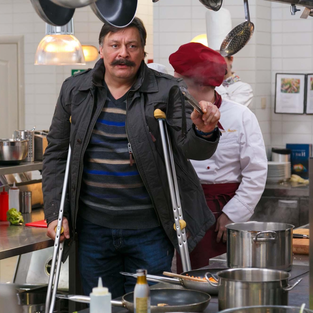 Chef on crutches in the series Kitchen