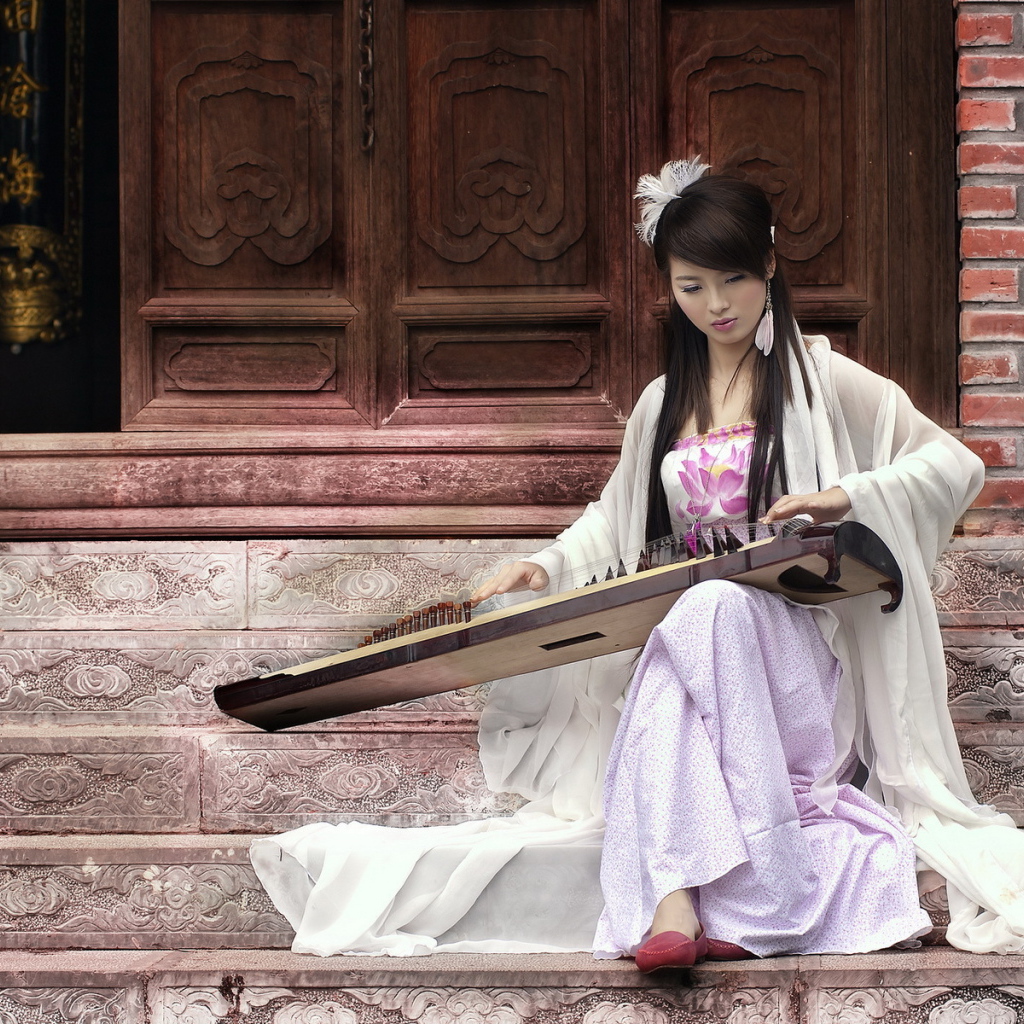 Девушка с музыкальным инструментом