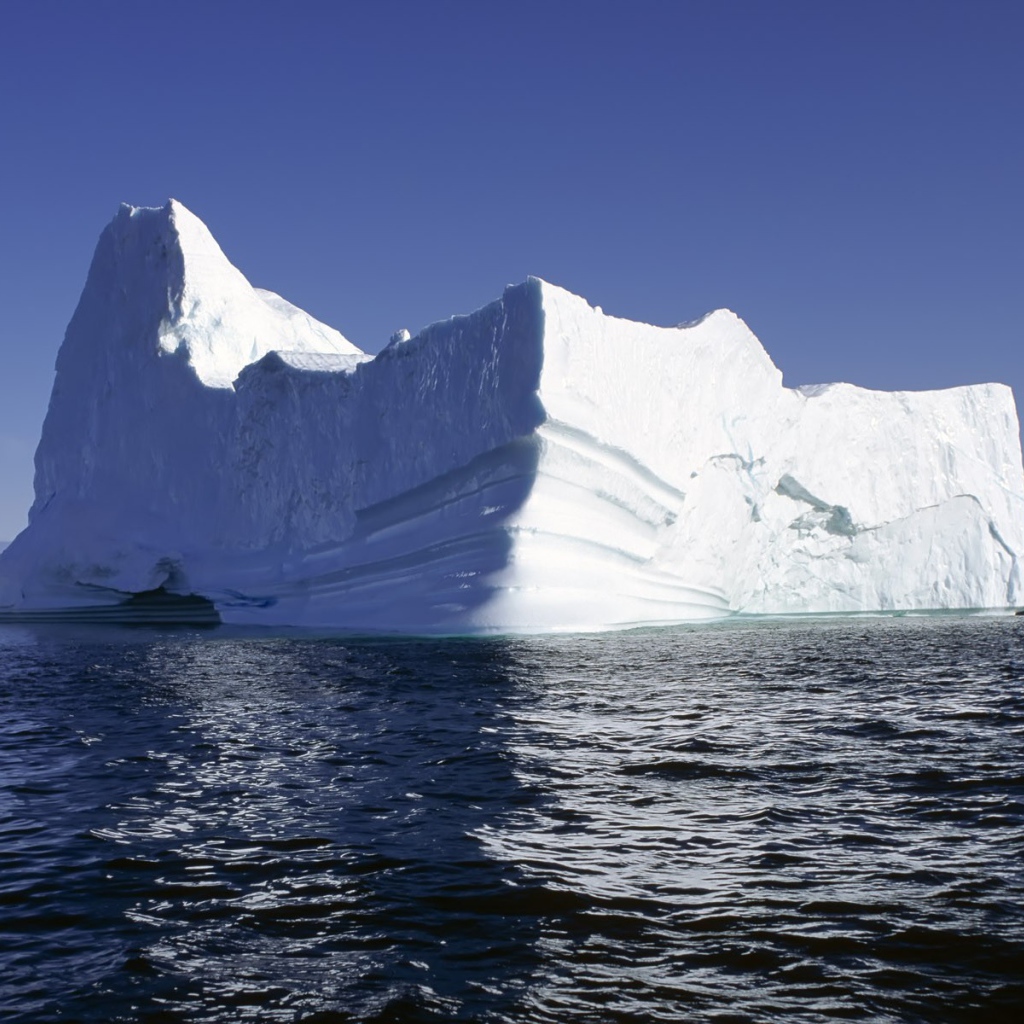 Белый айсберг на темной воде