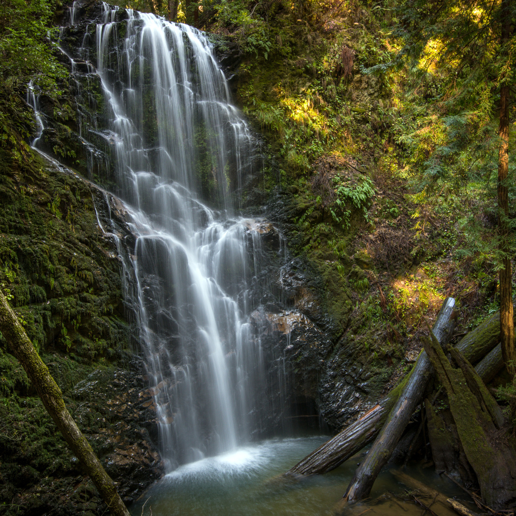 Красивый водопад в Калифорнии, США