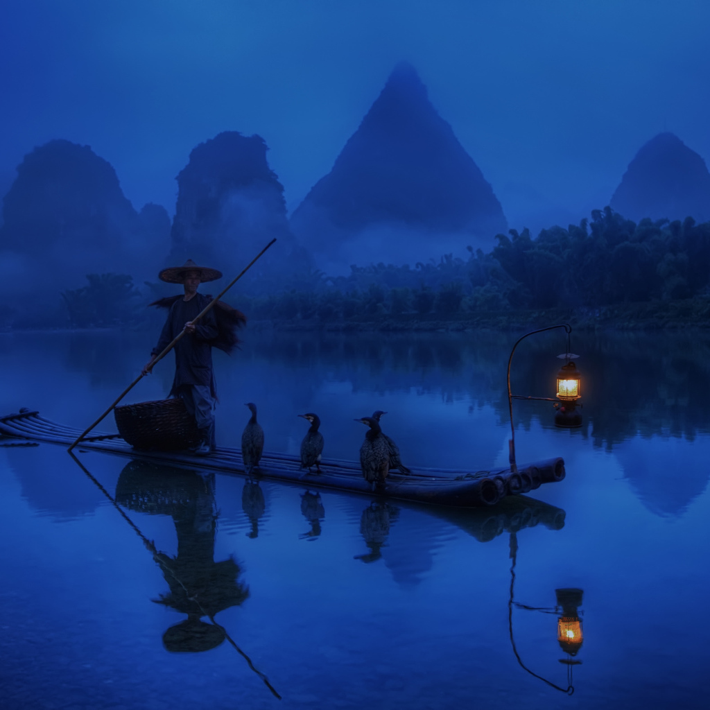 Китайский рыбак на лодке