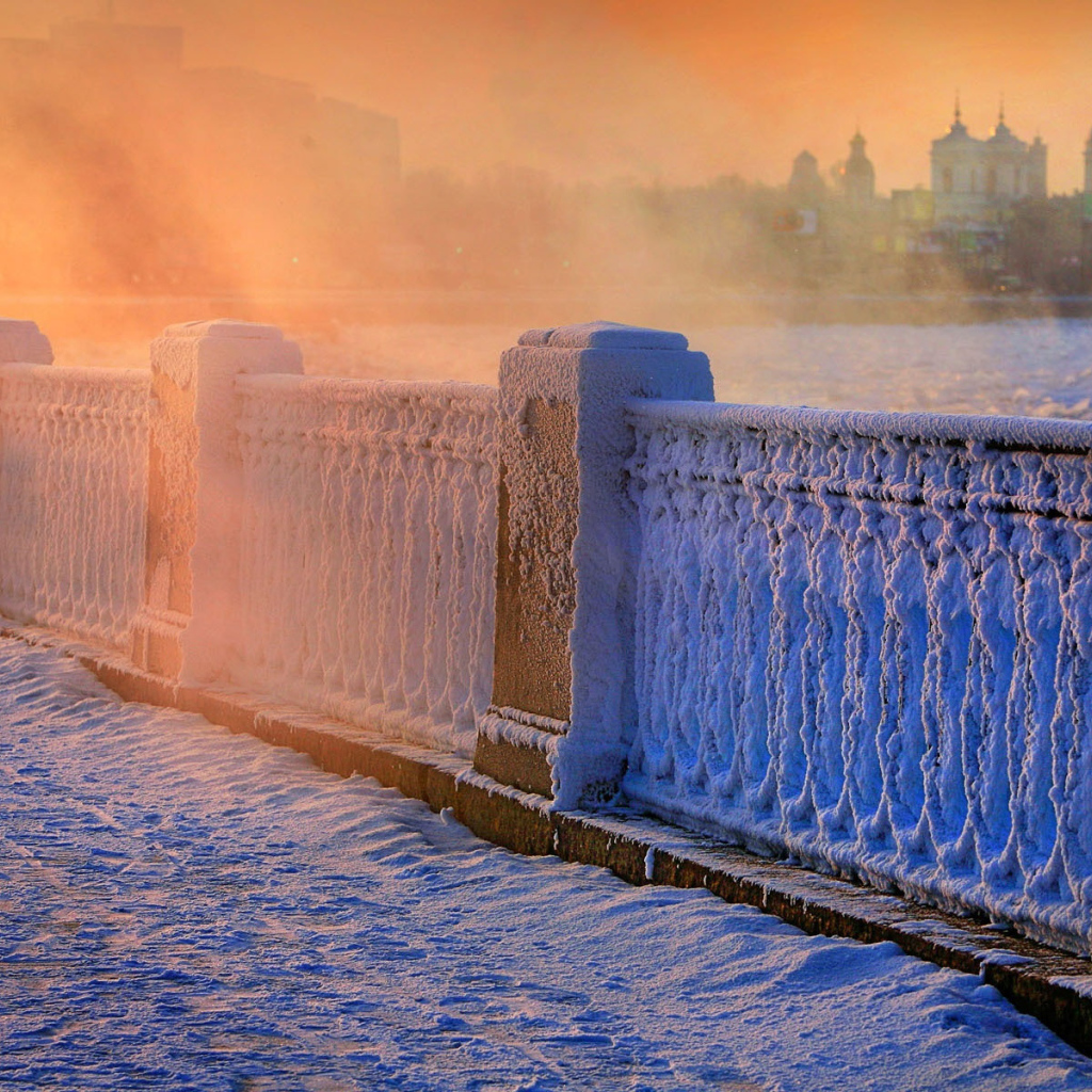 Снег в Санкт-Петербурге на мосту