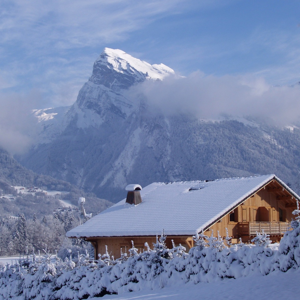 Дом на фоне гор на горнолыжном курорте Самоен, Франция