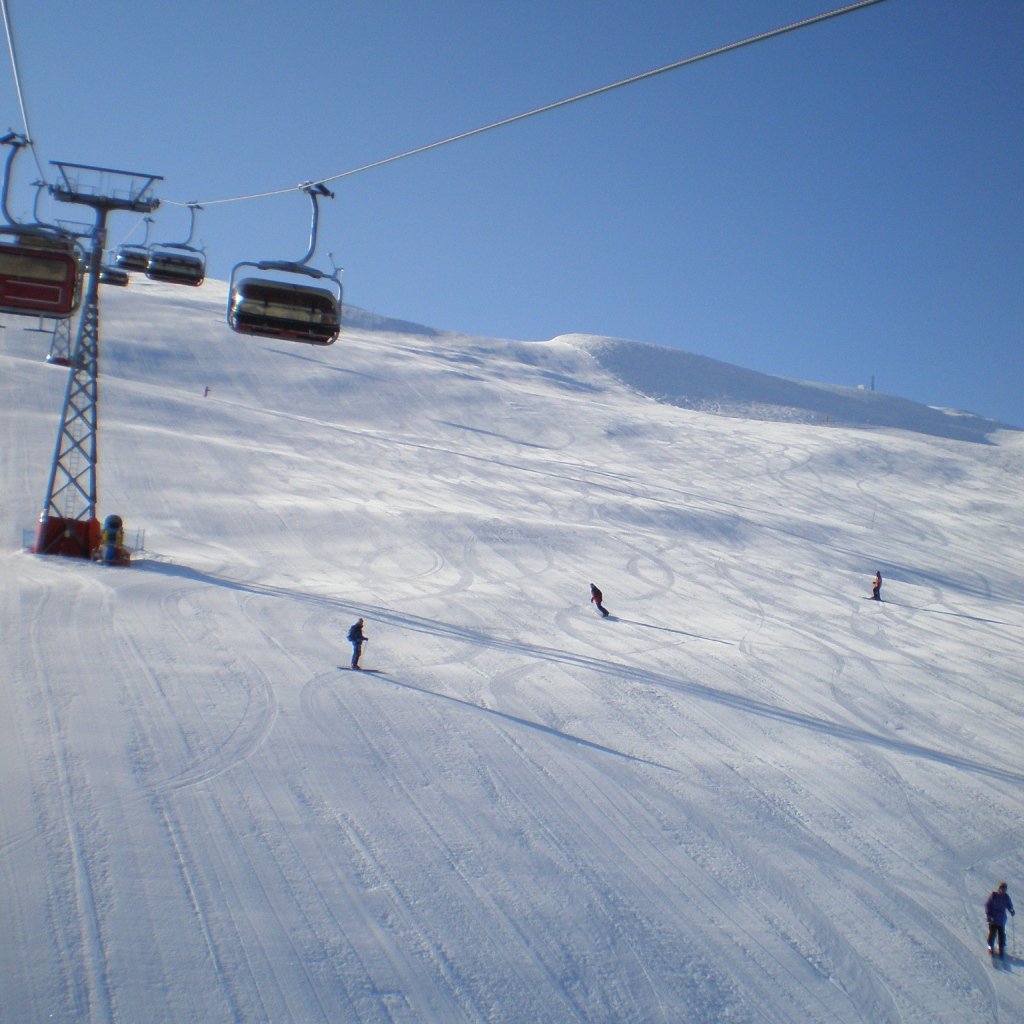 Спуск на лыжах на горнолыжном курорте Валь ди Соль, Италия