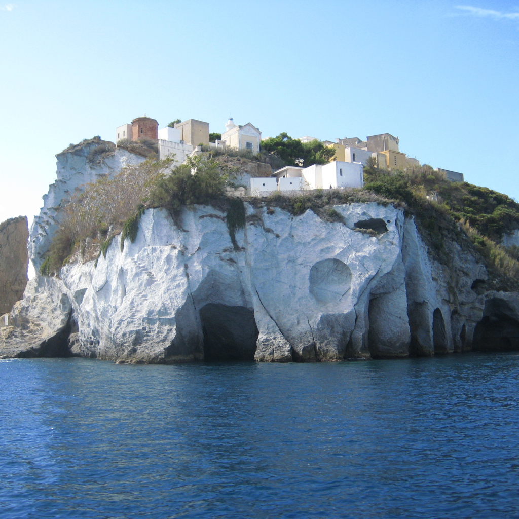 Дома на скале на острове Понца, Италия