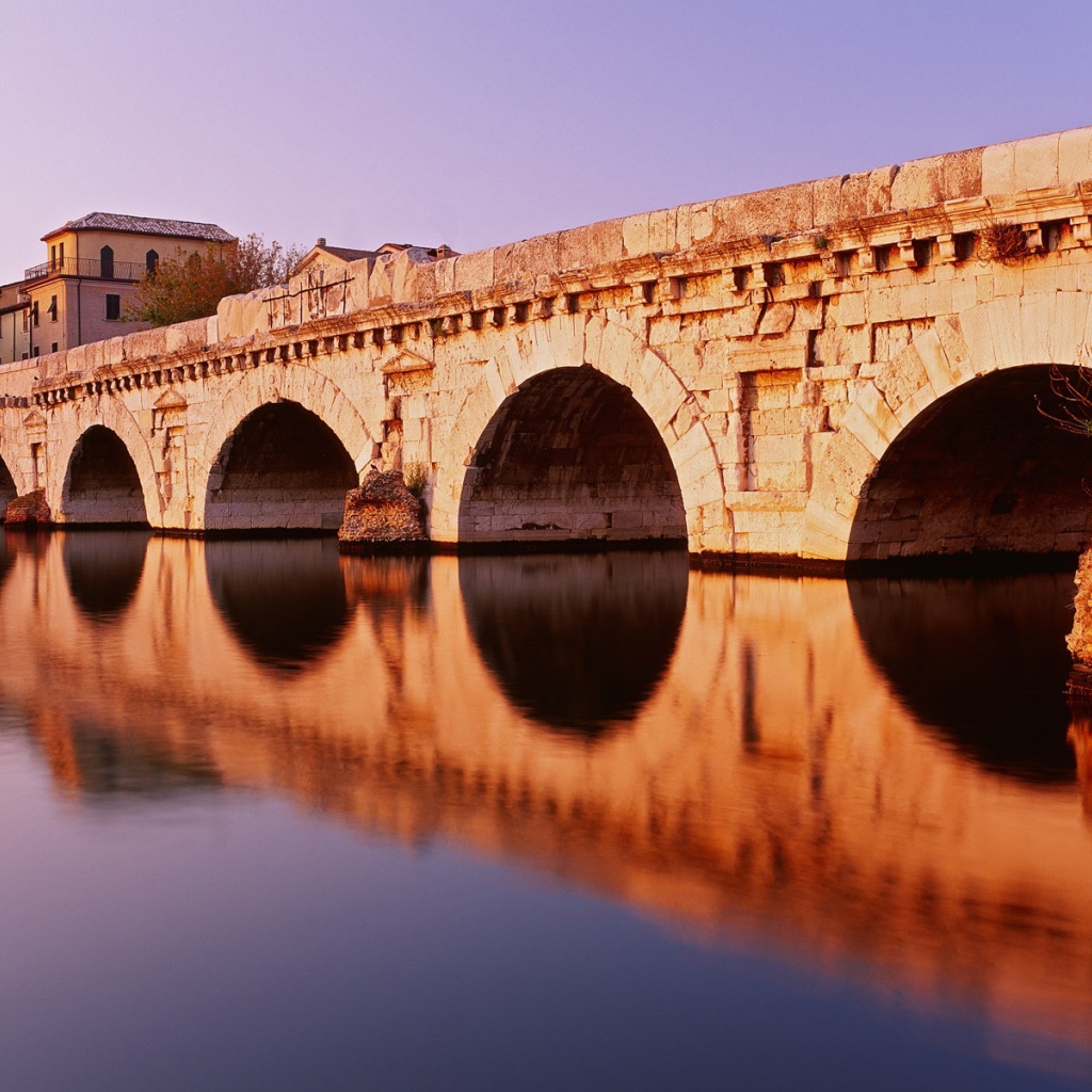 Мост Тиберия на курорте в Римини, Италия