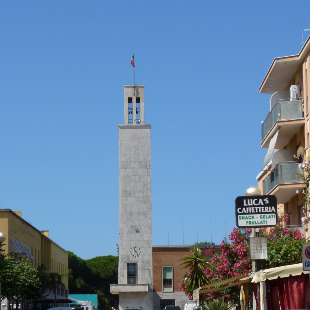 Башня в городе на курорте Сабаудия, Италия