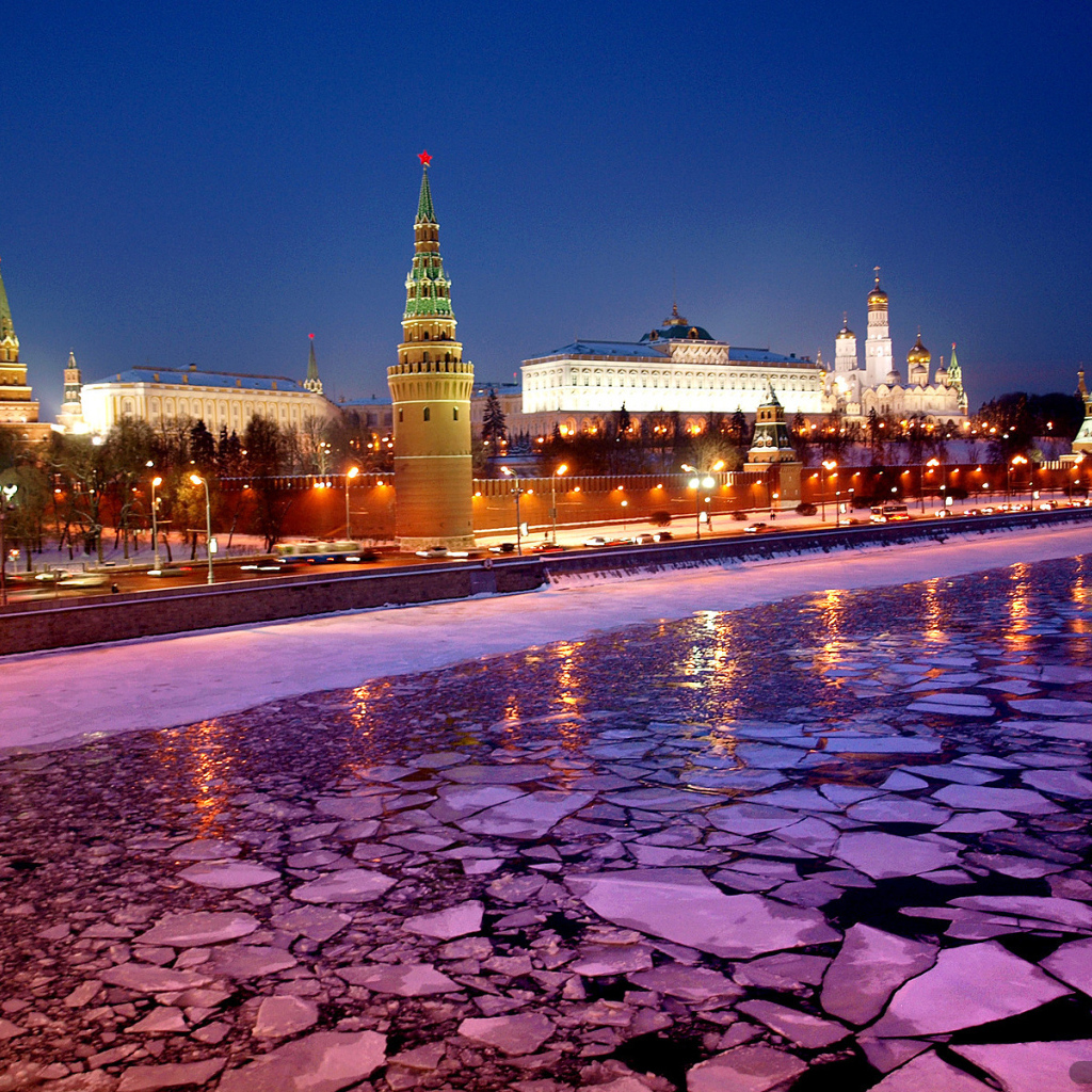 Льдины на реке у Кремля