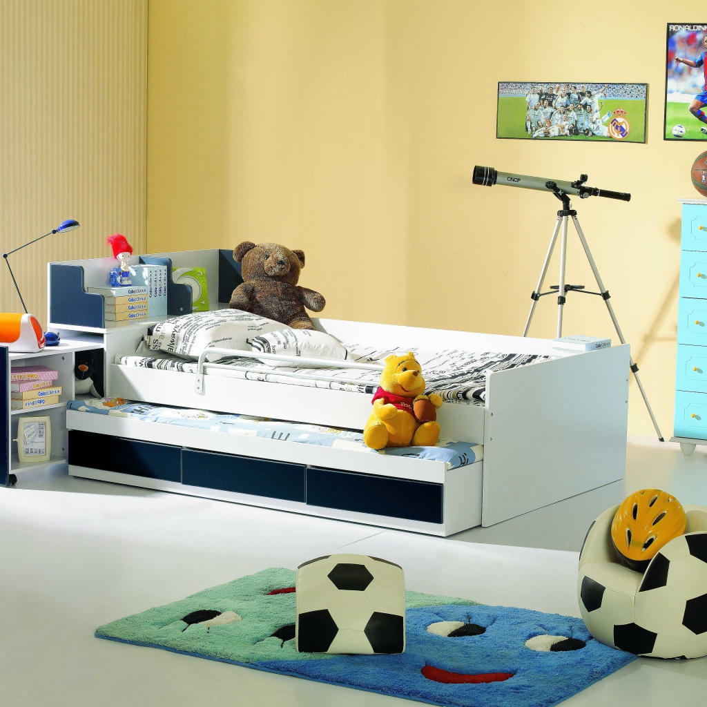 Кровать и игрушки в детской комнате
