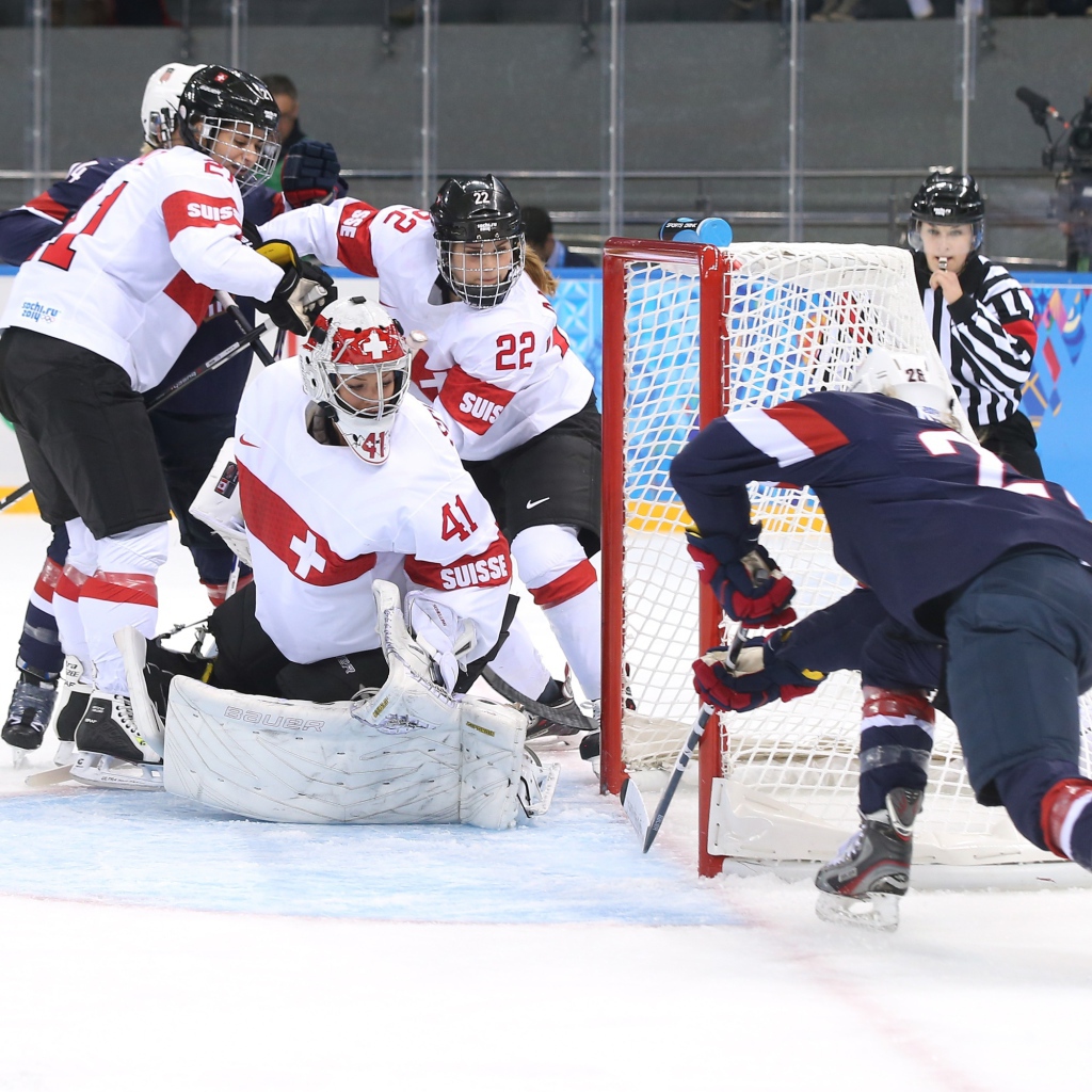 Обладательницы бронзовой медали хоккеистки из Швейцарии на олимпиаде в Сочи