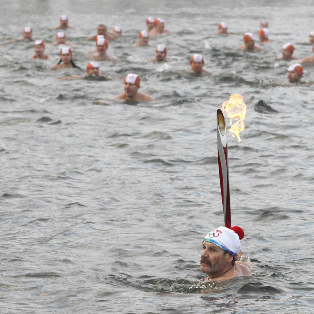 Olympic torch in the water to the Games in Sochi 2014