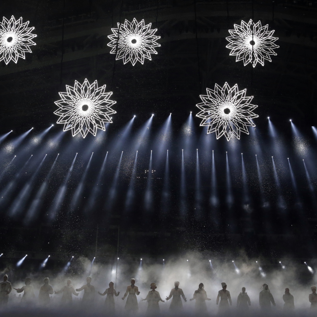 Снежинки-кольца над полем стадиона на открытии Олимпиады в Сочи