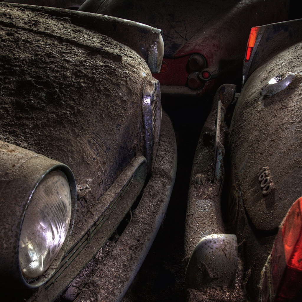 A thick layer of dust on old cars