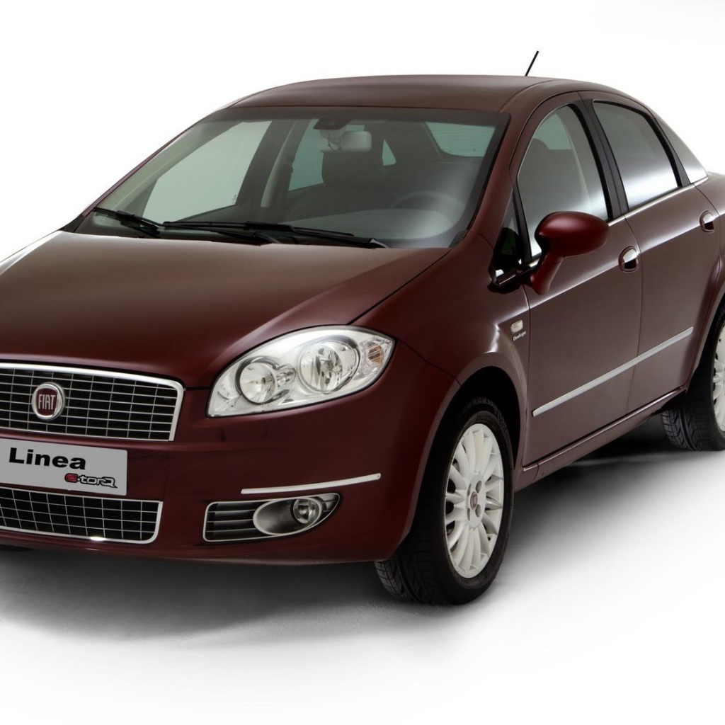 Темно коричневый Fiat Linea на белом фоне
