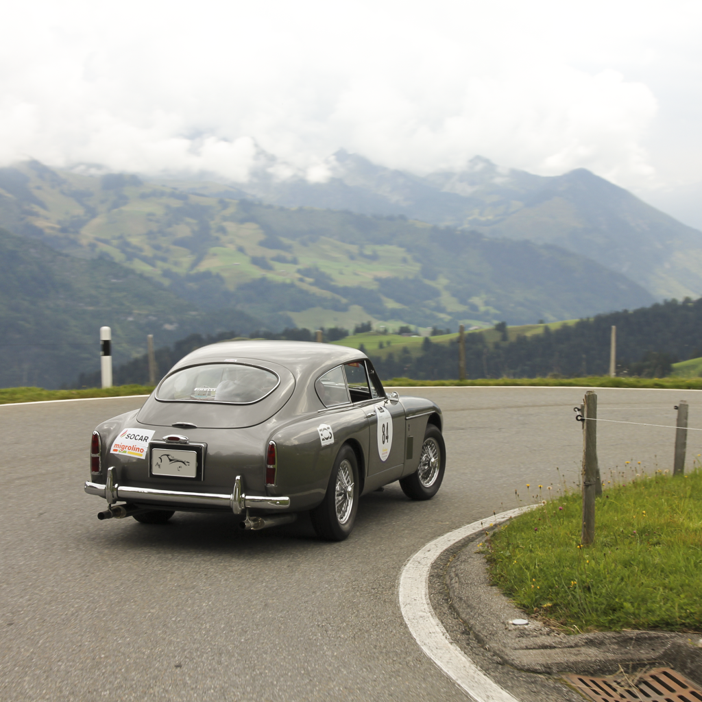Старая модель Aston Martin в горах