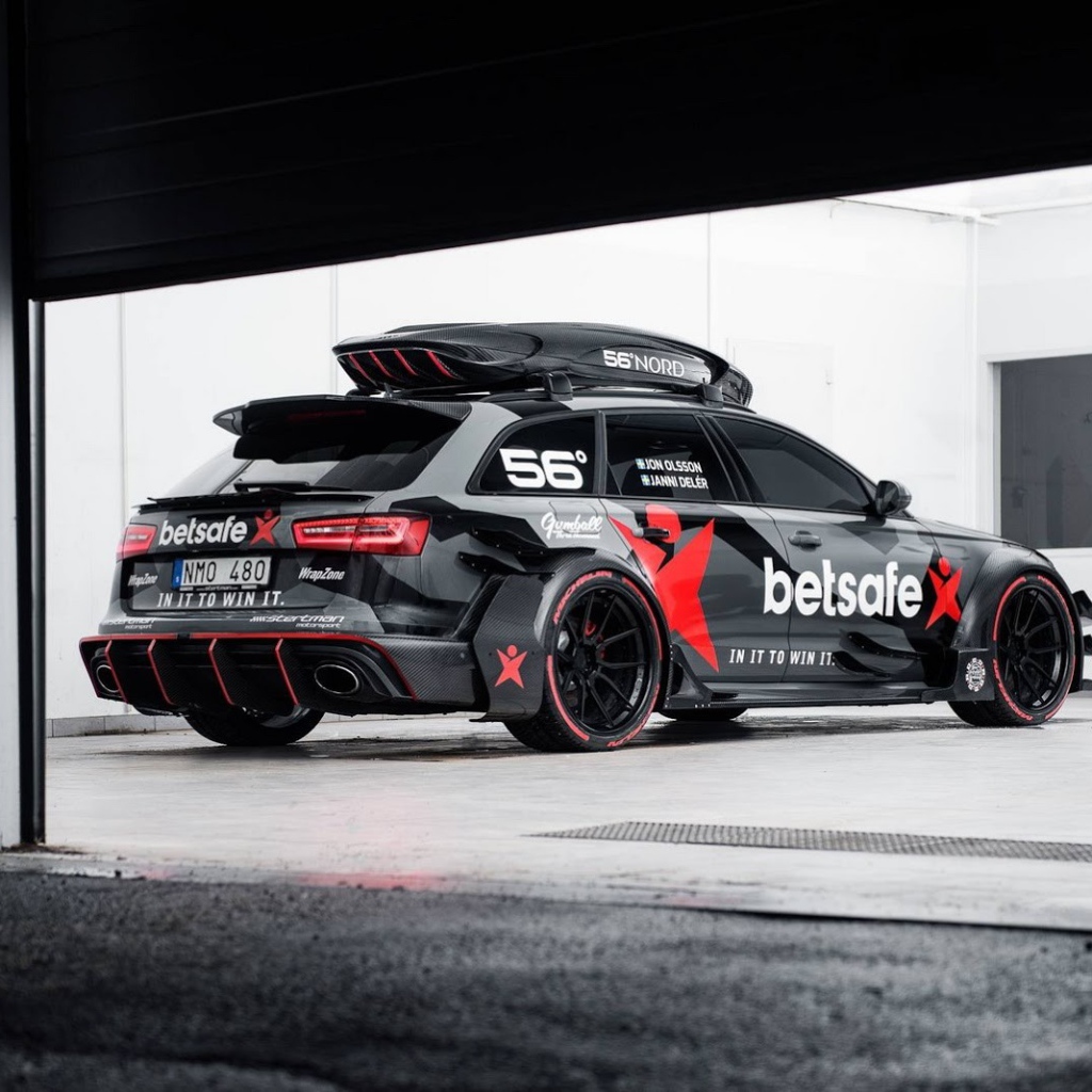 Черный Audi RS6 Avant у гаража