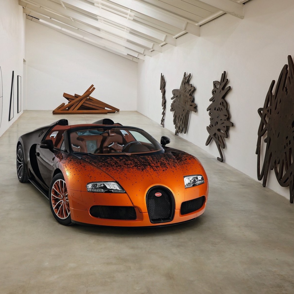 Кабриолет Bugatti Veyron в выставочном зале