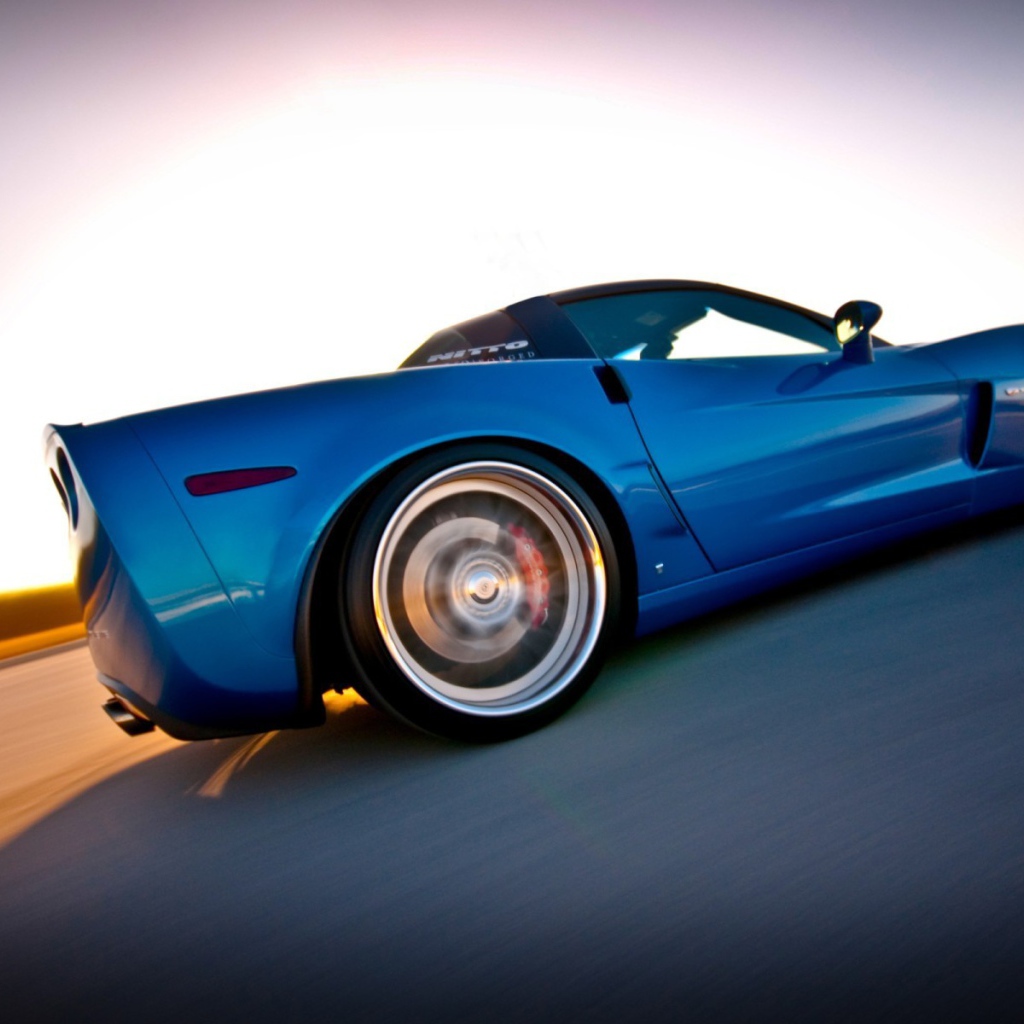 Синий Chevrolet Corvette быстро едет по пустыне