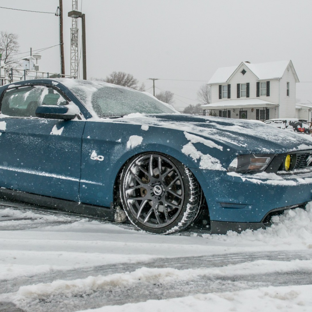 Ford Mustang GT 5.0 в зимнем городе