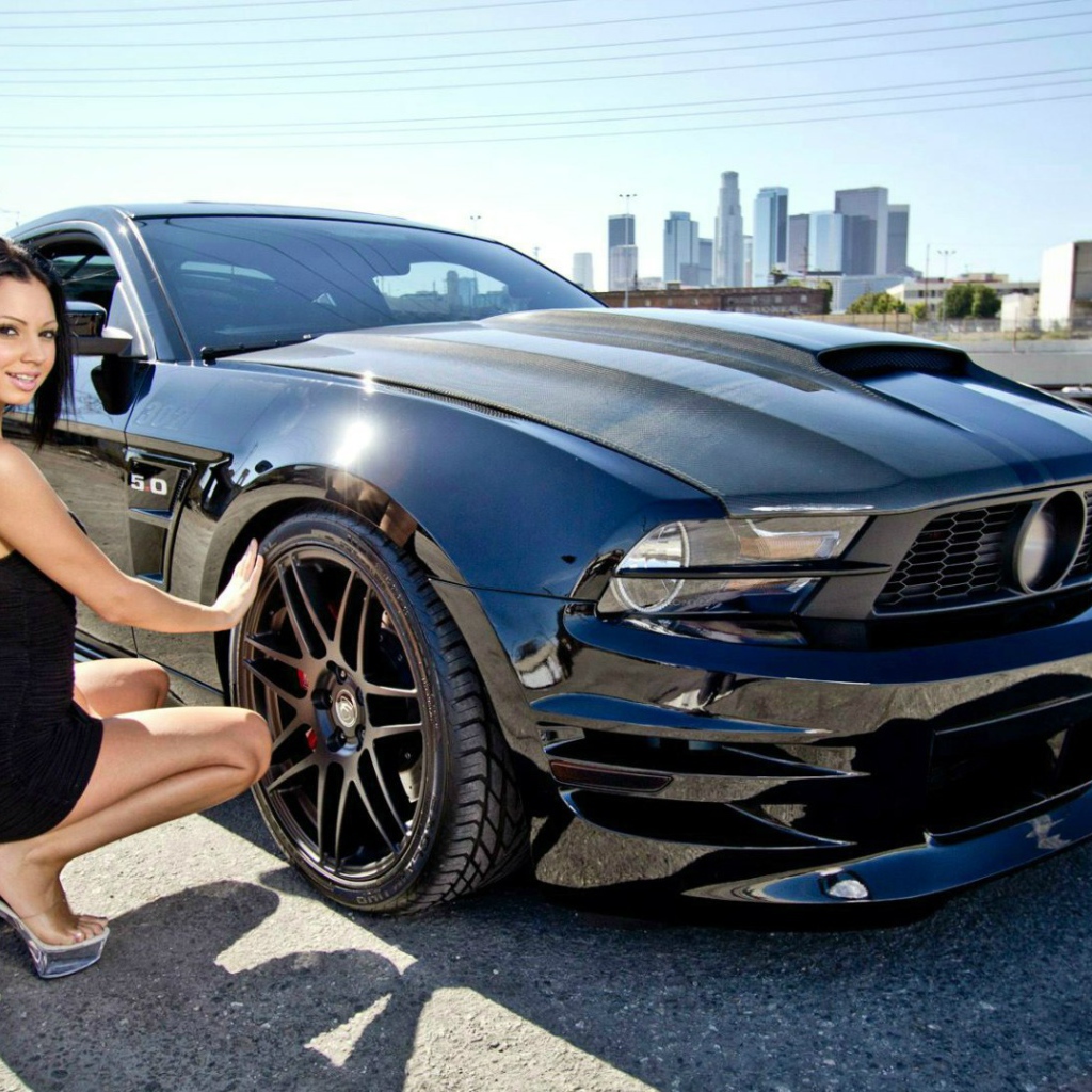 Девушка у черного Ford Mustang