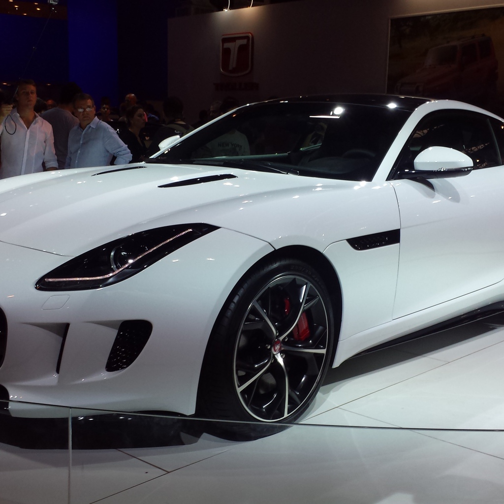 Новый белый Jaguar на выставке
